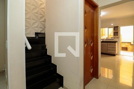 Escada para os quartos de casa para alugar com 3 quartos, 135m² em Jardim Iva, São Paulo