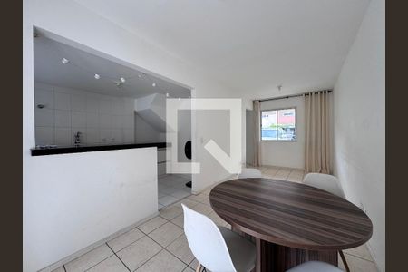 Sala de casa de condomínio para alugar com 3 quartos, 82m² em Vargem Pequena, Rio de Janeiro