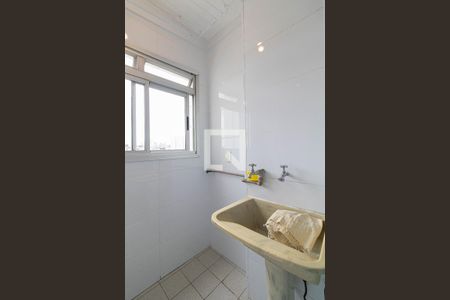 Sala/Cozinha/Área de Serviço  de apartamento para alugar com 1 quarto, 39m² em Vila Carmosina, São Paulo