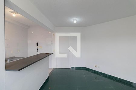 Sala/Cozinha/Área de Serviço  de apartamento para alugar com 1 quarto, 39m² em Vila Carmosina, São Paulo