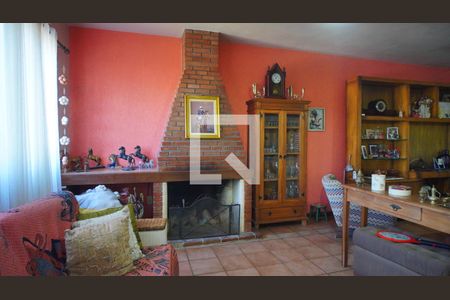 Sala com lareira  de casa de condomínio à venda com 5 quartos, 450m² em Nonoai, Porto Alegre