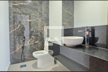 Banheiro social 1 de casa de condomínio à venda com 5 quartos, 475m² em Alphaville Vespasiano, Vespasiano