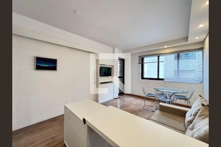 Sala/Cozinha de apartamento para alugar com 1 quarto, 40m² em Indianópolis, São Paulo