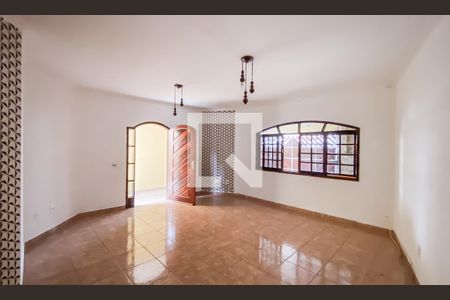 Casa para alugar com 3 quartos, 240m² em Vila Silvia, São Paulo