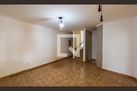 Casa para alugar com 3 quartos, 240m² em Vila Silvia, São Paulo