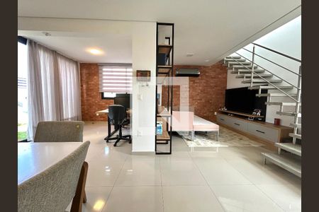 Sala de casa de condomínio para alugar com 3 quartos, 135m² em Campeche, Florianópolis