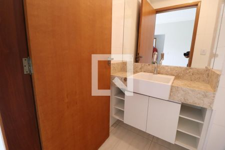 Lavabo de apartamento para alugar com 3 quartos, 94m² em Santa Mônica, Uberlândia