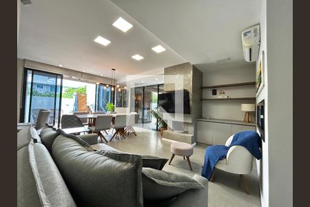 Sala  de casa de condomínio para alugar com 4 quartos, 210m² em Campeche, Florianópolis