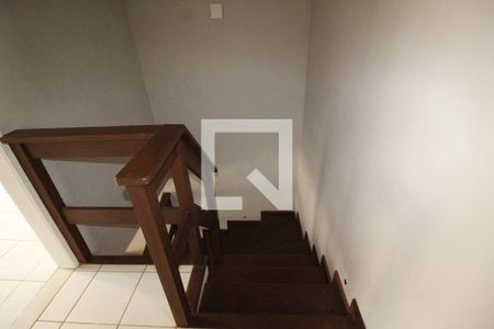 Escada de casa de condomínio para alugar com 3 quartos, 200m² em Pituaçu, Salvador