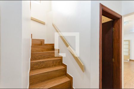 Escada de casa para alugar com 4 quartos, 247m² em Jardim Vista Linda, São Paulo