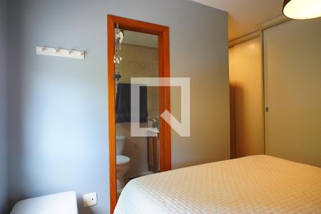 Quarto suíte  de apartamento para alugar com 2 quartos, 75m² em Petrópolis, Porto Alegre