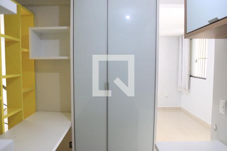 Sala de casa de condomínio para alugar com 3 quartos, 230m² em Parque Industrial de Goiania, Goiânia