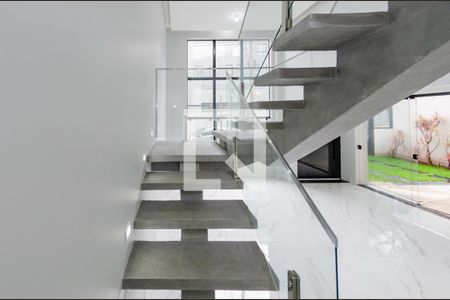 Escada de casa à venda com 3 quartos, 156m² em Santa Lúcia, Belo Horizonte