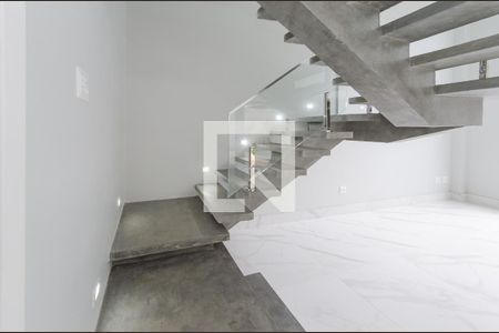 Escada de casa à venda com 3 quartos, 156m² em Santa Lúcia, Belo Horizonte