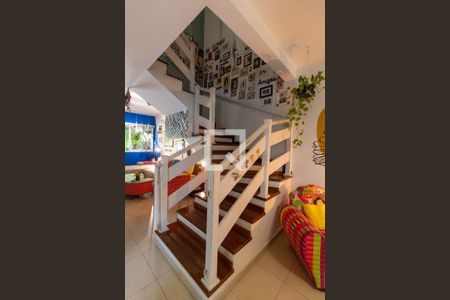 ESCADA ACESSO de casa de condomínio à venda com 3 quartos, 128m² em Bairro das Palmeiras, Campinas