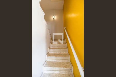 Escada de casa de condomínio para alugar com 4 quartos, 462m² em Residencial Dez (alphaville), Santana de Parnaíba