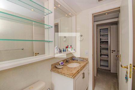 Banheiro da Suíte 1 de apartamento para alugar com 2 quartos, 180m² em Rio Branco, Porto Alegre