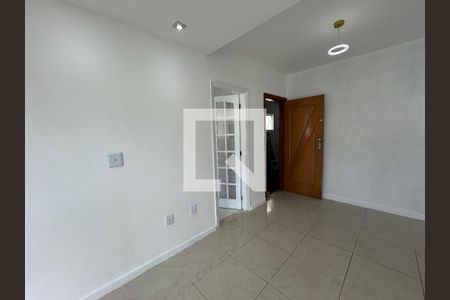 Sala de apartamento para alugar com 2 quartos, 54m² em Jardim Sulacap, Rio de Janeiro