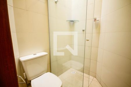 Banheiro de casa de condomínio para alugar com 2 quartos, 64m² em Cidade Ocian, Praia Grande