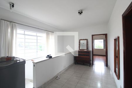 Corredor entre os quartos de casa para alugar com 4 quartos, 250m² em Veleiros, São Paulo