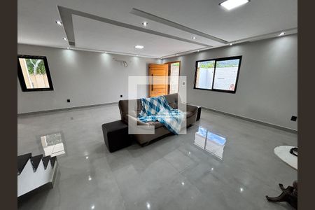 Sala de casa de condomínio para alugar com 4 quartos, 232m² em Vargem Pequena, Rio de Janeiro