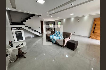 Sala de casa de condomínio para alugar com 4 quartos, 232m² em Vargem Pequena, Rio de Janeiro