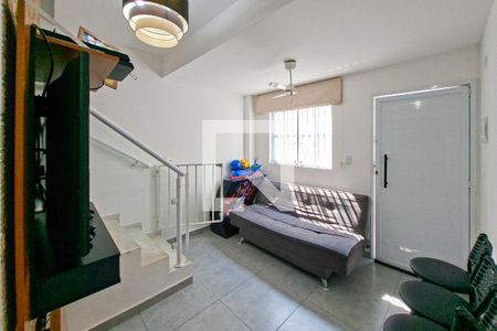 Sala de casa de condomínio para alugar com 2 quartos, 70m² em Maracanã, Praia Grande