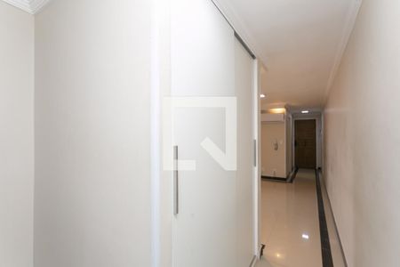 Corredor  de apartamento para alugar com 3 quartos, 75m² em Conjunto Habitacional A. E. Carvalho, São Paulo