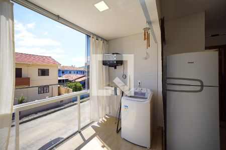 Cozinha e varanda de apartamento para alugar com 2 quartos, 48m² em Campeche Leste, Florianópolis
