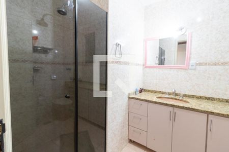 Banheiro de apartamento à venda com 3 quartos, 100m² em Medianeira, Porto Alegre