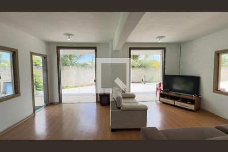 Sala de casa para alugar com 8 quartos, 800m² em Jardim Interlagos, Maricá