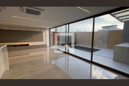 Sala de casa de condomínio à venda com 4 quartos, 388m² em Recreio dos Bandeirantes, Rio de Janeiro