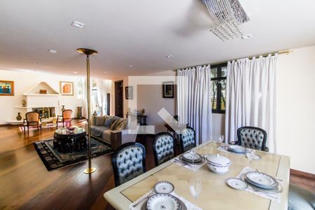 Sala de casa de condomínio à venda com 2 quartos, 700m² em Alphaville, Santana de Parnaíba