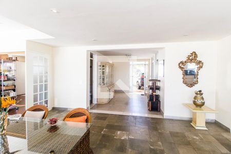 Sala de casa de condomínio à venda com 2 quartos, 700m² em Alphaville, Santana de Parnaíba