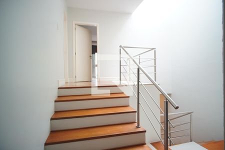 Escada - Acesso Quartos de casa para alugar com 3 quartos, 420m² em São João, Porto Alegre