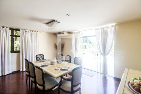 Sala  de casa de condomínio à venda com 4 quartos, 700m² em Alphaville, Santana de Parnaíba
