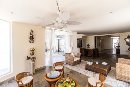Sala  de casa de condomínio à venda com 4 quartos, 700m² em Alphaville, Santana de Parnaíba