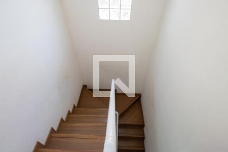 Escadas de casa para alugar com 2 quartos, 70m² em Portal da Primavera, Cotia