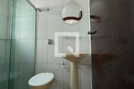 Banheiro da suite  de casa para alugar com 2 quartos, 69m² em Maracanã, Praia Grande