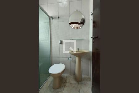 Banheiro da suite  de casa para alugar com 2 quartos, 69m² em Maracanã, Praia Grande