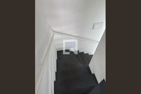 Escada de casa de condomínio para alugar com 2 quartos, 60m² em Parque Mirante da Mata, Cotia