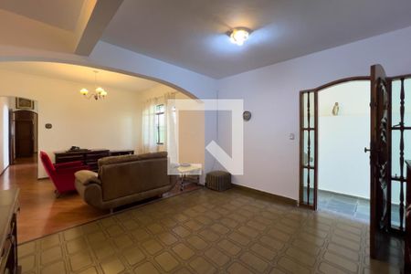 Casa à venda com 236m², 4 quartos e 2 vagasSala