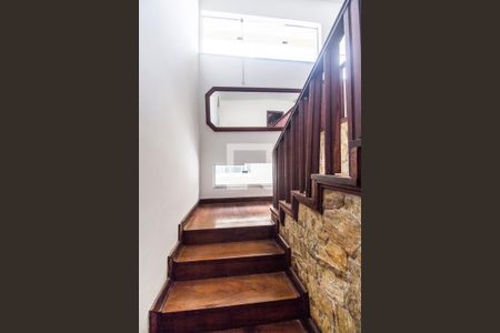 Escada de casa de condomínio para alugar com 4 quartos, 500m² em Alphaville, Santana de Parnaíba