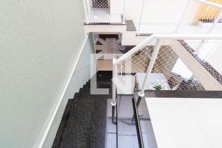 Escada de casa de condomínio para alugar com 4 quartos, 256m² em Campo Grande, Rio de Janeiro