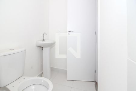 Banheiro de apartamento para alugar com 1 quarto, 28m² em Parque Industrial Tomas Edson, São Paulo