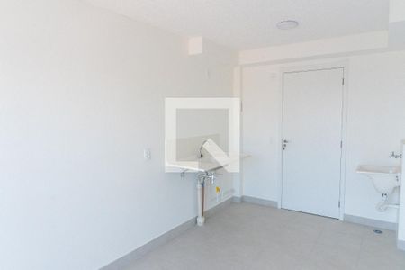 Sala/Cozinha de apartamento para alugar com 1 quarto, 28m² em Jardim Itacolomi, São Paulo