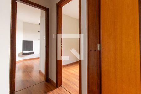 Corredor de apartamento para alugar com 3 quartos, 64m² em Capão Raso, Curitiba
