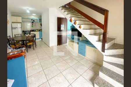 Sala de TV de casa de condomínio para alugar com 3 quartos, 100m² em Ingleses do Rio Vermelho, Florianópolis