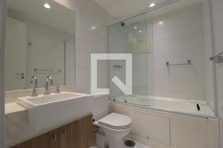 Banheiro de apartamento para alugar com 1 quarto, 48m² em Moema, São Paulo