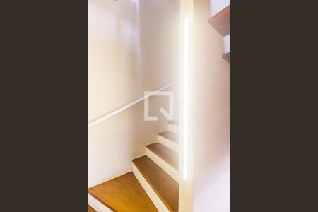 Escada de casa de condomínio para alugar com 3 quartos, 210m² em Tamboré, Santana de Parnaíba